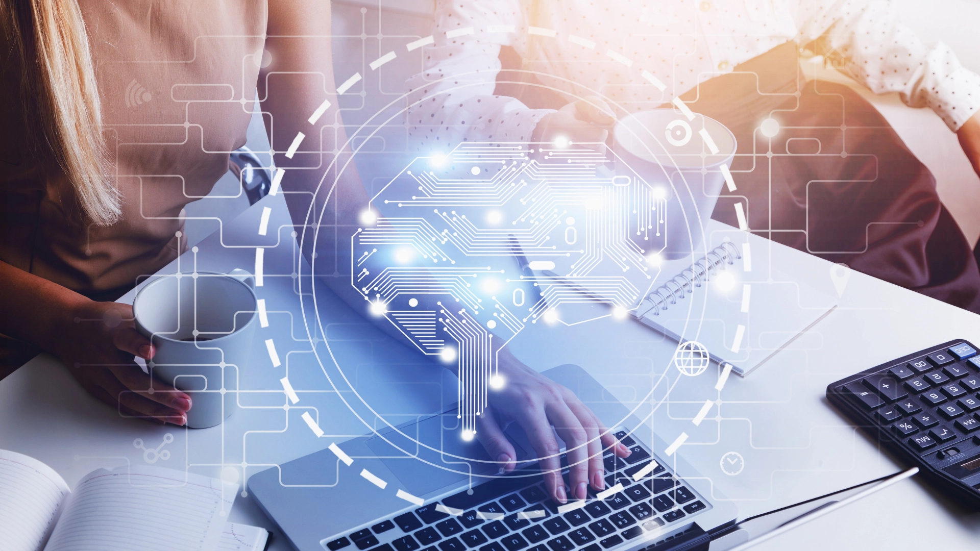 - iterates Travail collaboratif sur ordinateur avec une surimpression graphique d’un cerveau numérique symbolisant l’intelligence artificielle.