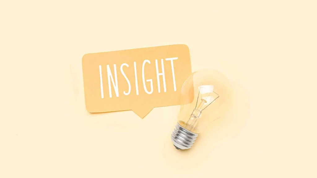 Insight et idées innovantes - iterates Ampoule posée à côté d’une bulle de texte orange avec le mot Insight.