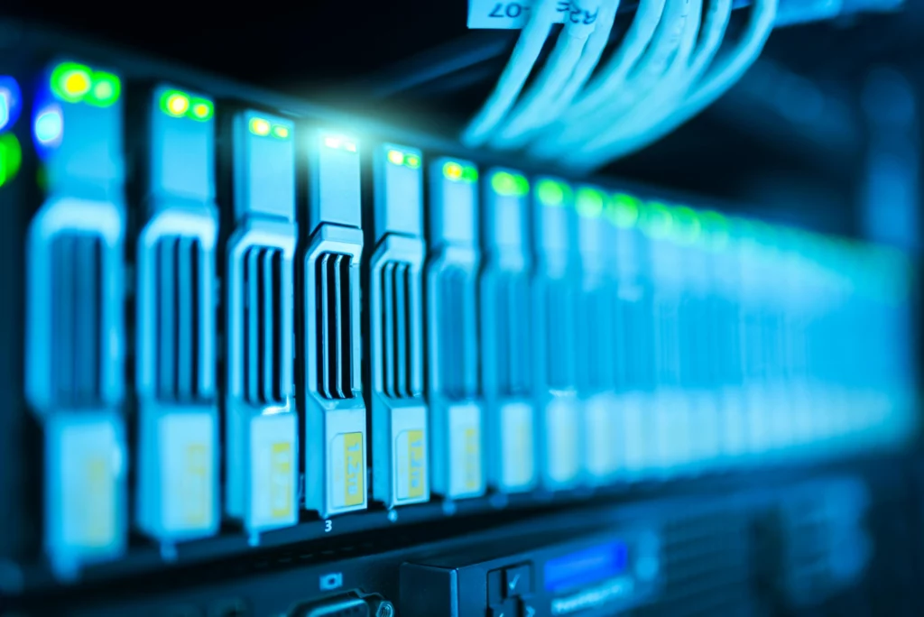 Racks de serveurs dans un data center. - iterates Serveurs informatiques avec voyants lumineux dans un centre de données.