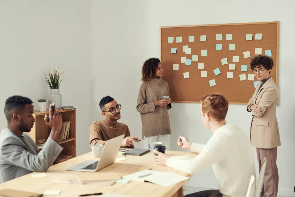 Réunion d’équipe autour d’un tableau de post-it pour définir les objectifs d’un projet digital.