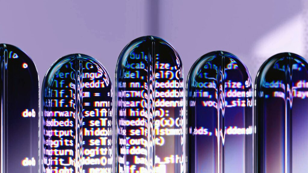 Capsules transparentes contenant des lignes de code colorées symbolisant les langages de programmation.