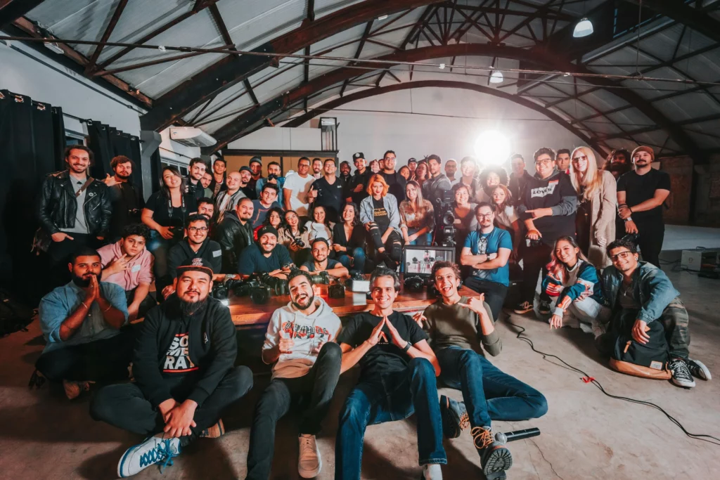 Photo de groupe d’une grande équipe réunie dans un espace industriel.