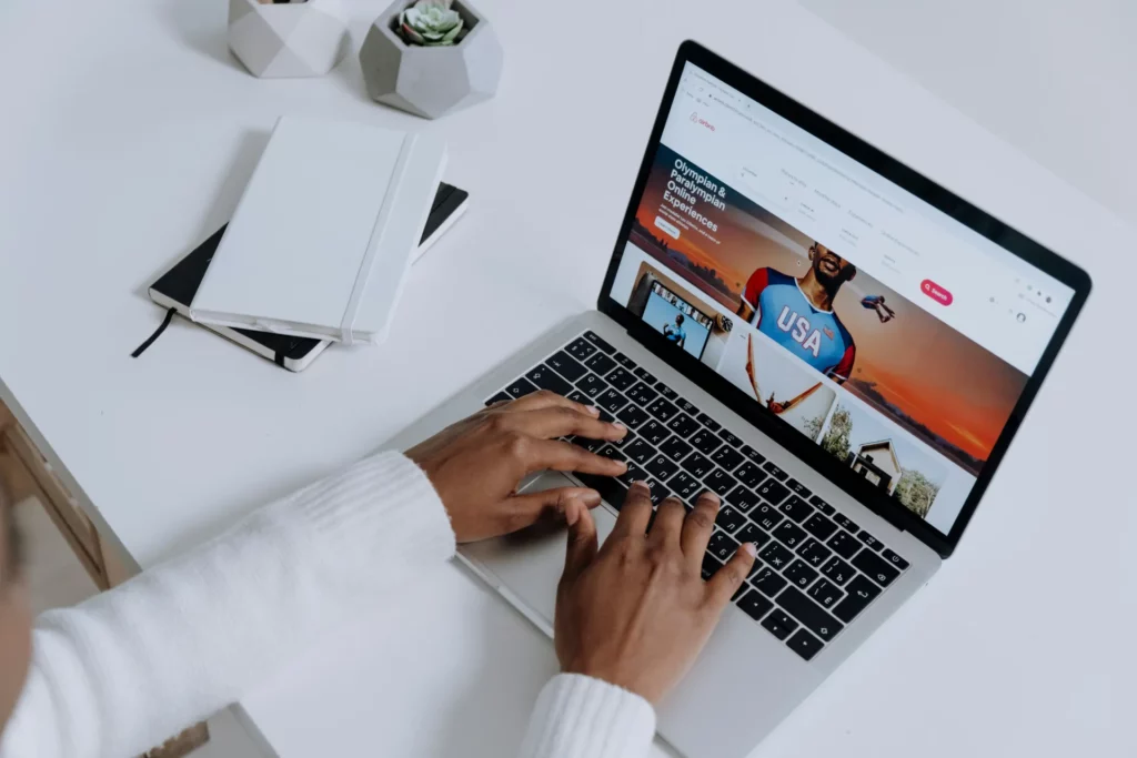 Utilisateur naviguant sur un site web affiché sur un ordinateur portable.