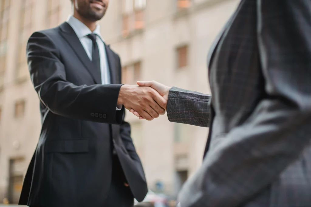 Poignée de main entre deux hommes d’affaires en costume - iterates L’image montre une main tenant un smartphone Android dont l’écran affiche plusieurs applications, telles que Facebook, Chrome, Firefox, Opera Mobile, Skype et Twitter, sur un fond d’écran représentant une montagne enneigée. Ce visuel illustre l’usage des téléphones mobiles et des réseaux sociaux, parfait pour un article sur la connectivité mobile, les applications Android ou l’utilisation des smartphones au quotidien.