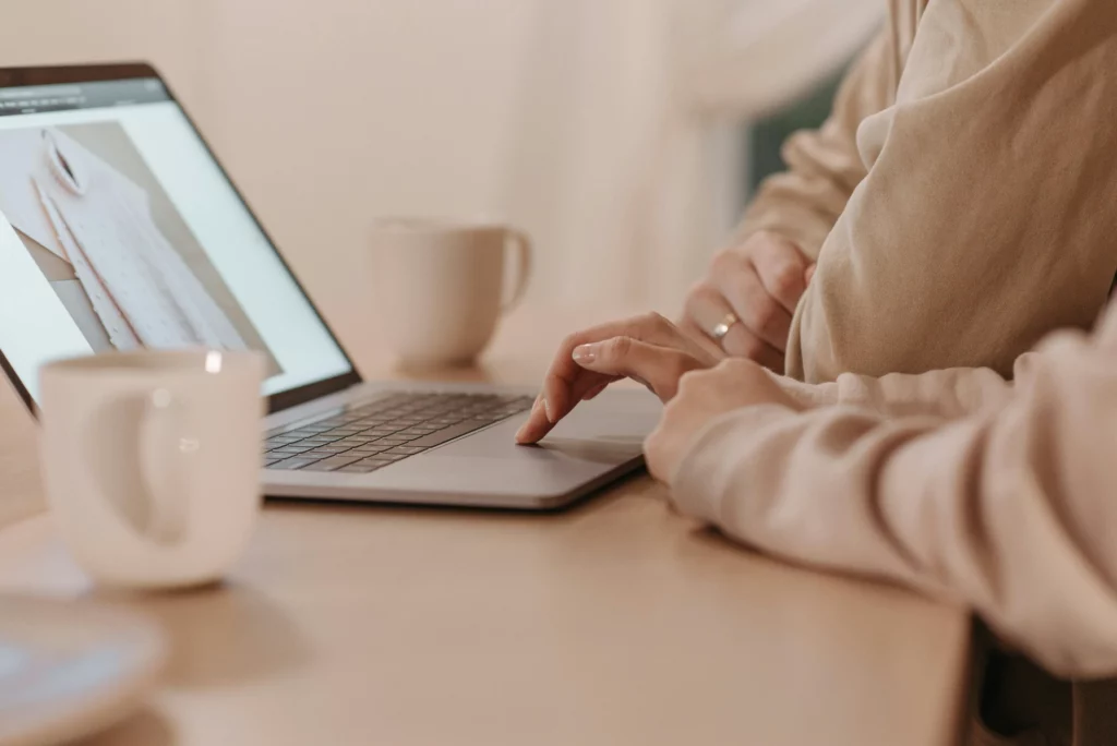 Achats en ligne sur un ordinateur portable - iterates Personne faisant des achats en ligne sur un ordinateur portable.
