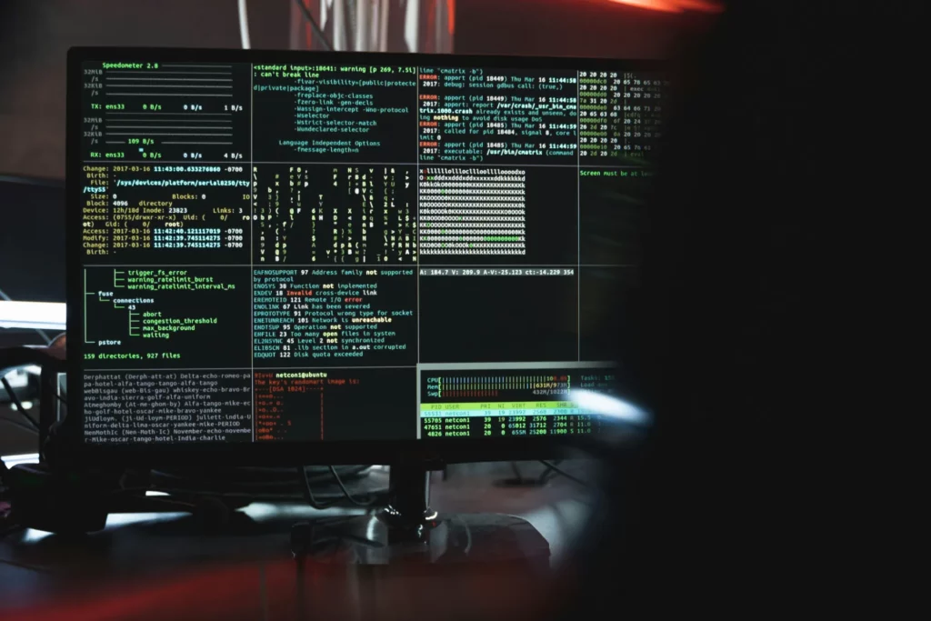 Écran d’ordinateur affichant plusieurs fenêtres de terminal Linux avec des commandes système, de la surveillance réseau et des visualisations en ligne de commande.