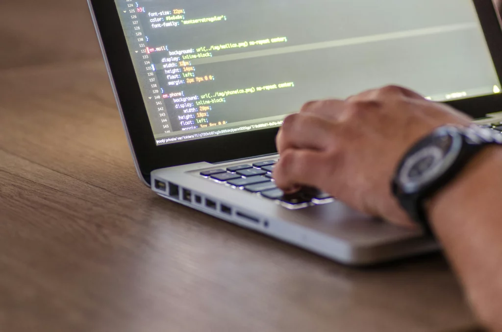 Écriture de code sur un ordinateur portable - iterates Main d’un développeur tapant du code sur un ordinateur portable.