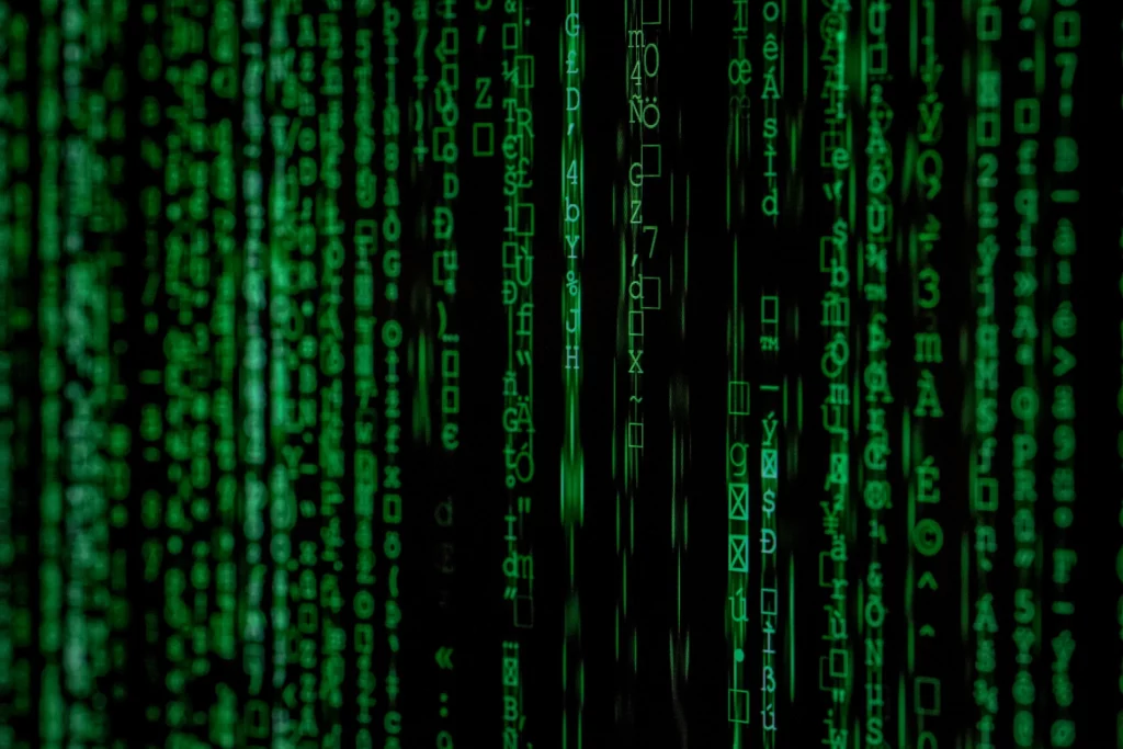 Écran affichant un flux de code vert sur fond noir, style Matrix.