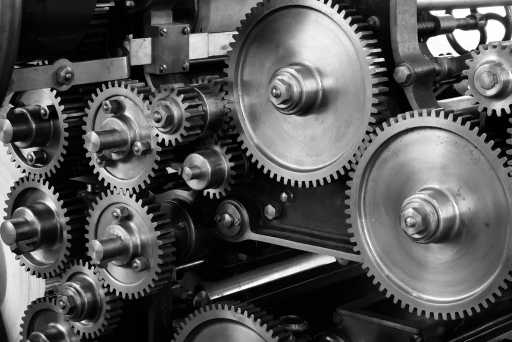 Engrenages métalliques d’une machine industrielle en fonctionnement.