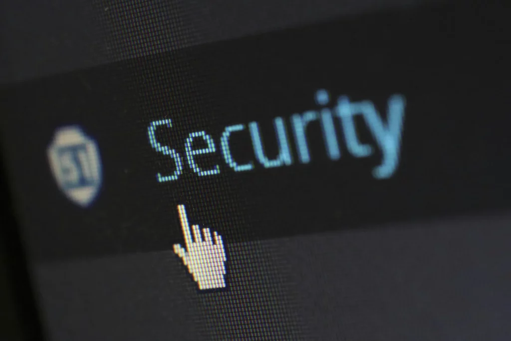 Curseur de souris pointant sur le mot “Security” à l’écran.