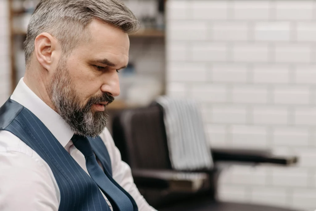 Concentration dans un salon de coiffure - iterates Homme dans un salon de coiffure, concentré sur son apparence.