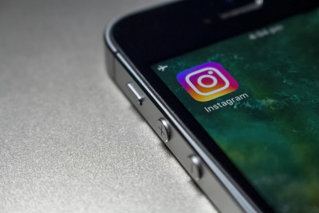 Logo de l’application Instagram sur l’écran d’un téléphone - iterates Écran de smartphone affichant l’icône de l’application Instagram.