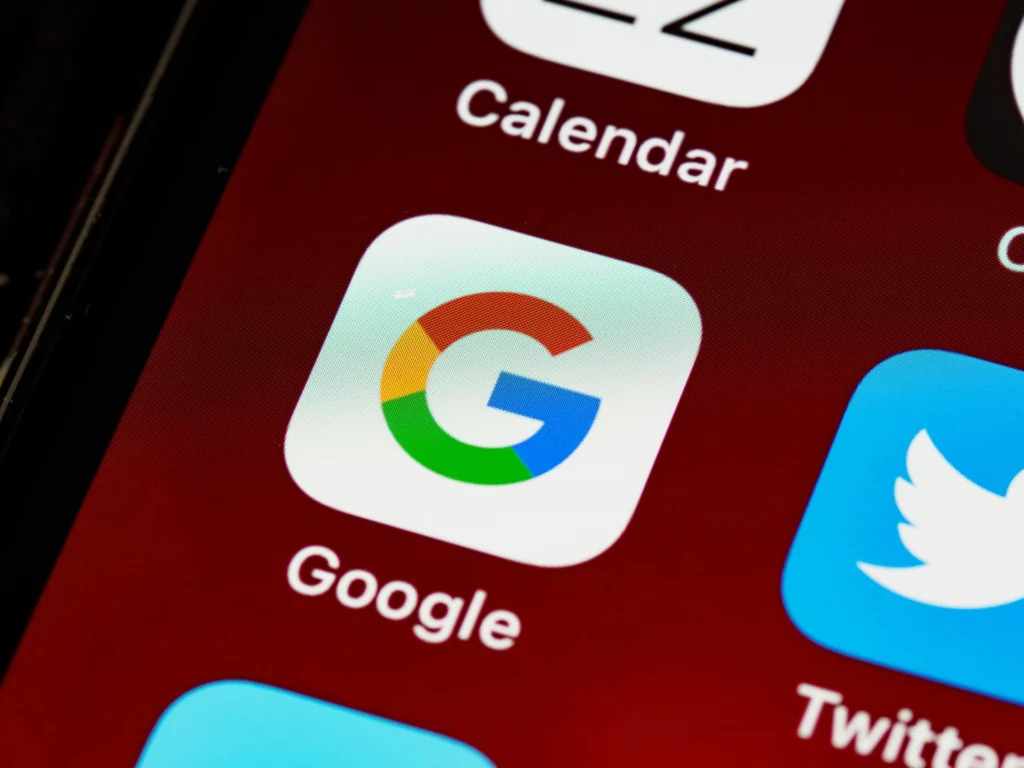 Icône de l'application Google sur l'écran d'un smartphone.