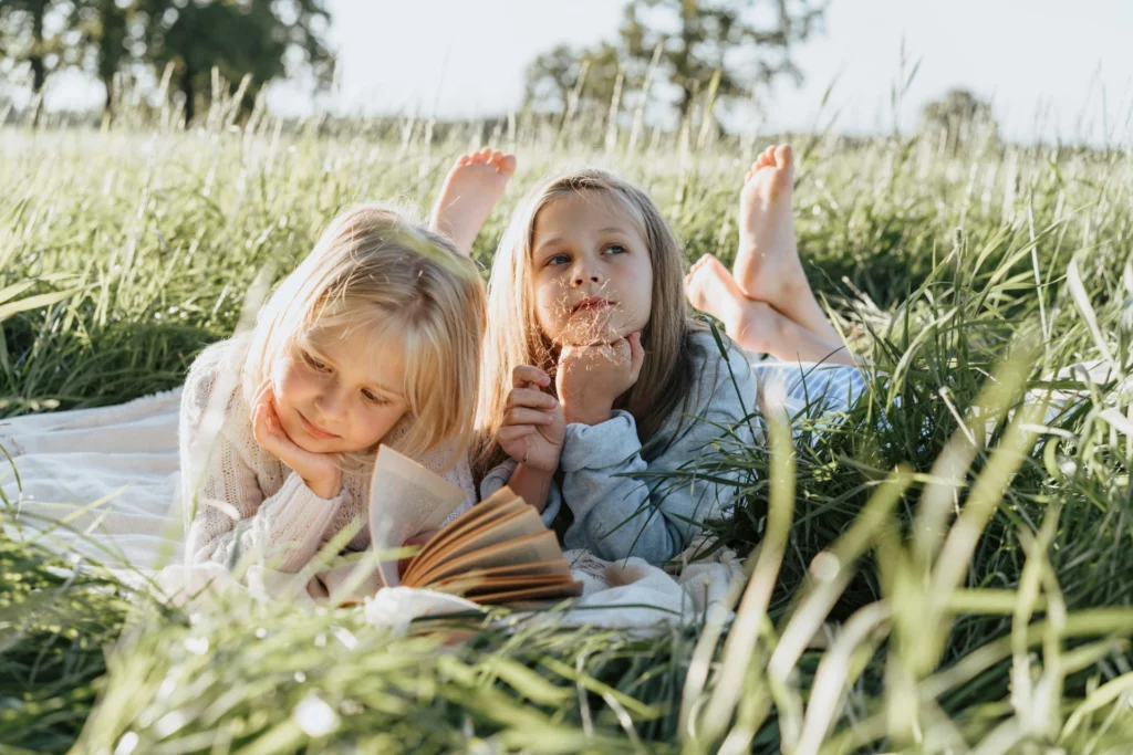 Lecture d’enfants en plein air - iterates Cette image montre l'icône de l'application Google sur l'écran d'un smartphone, accompagnée d'autres applications populaires. Elle illustre l'importance centrale de Google dans la recherche d'information en ligne, en lien direct avec les critères E-E-A-T évoqués dans l'article. Google utilise ces critères pour déterminer la qualité et la crédibilité des contenus, ce qui influe directement sur le référencement SEO des sites web.